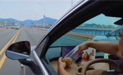 双手脱离方向盘大吃大喝 男子买新车晒智驾被交警找上门 !