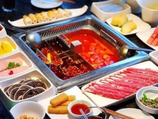 小伙豪饮火锅汤后痛风发作无法行走：高嘌呤使尿酸值飙升 !