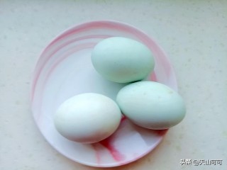 咸鸭蛋怎么腌才出油又好吃（腌制咸鸭蛋的技巧和注意事项） ！