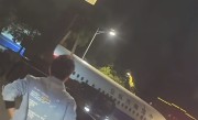 男子拍到武汉街头出现飞机 官方回应：系旧机拆解转运 !