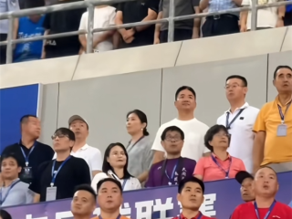 苏超宿迁主场2-0击败淮安 刘强东现场助威 进球后开心到跳舞 !