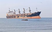 摄影师霸占网红景区沙滩称10万买地 官方回应：无私人承包 !
