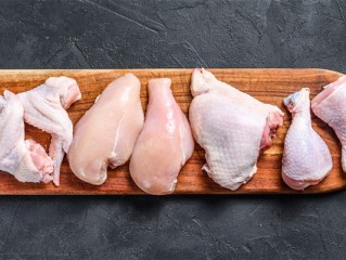 女童被公鸡追着啄：奶奶将鸡抓住宰杀 ！