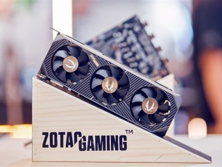 索泰、技嘉都有半高式刀卡RTX 5060：都是三风扇 !