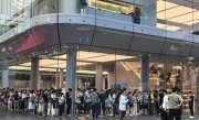 华为新三折叠屏Mate XTs非凡大师开售现场人从众：17999元起 !