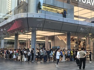 华为新三折叠屏Mate XTs非凡大师开售现场人从众：17999元起 !