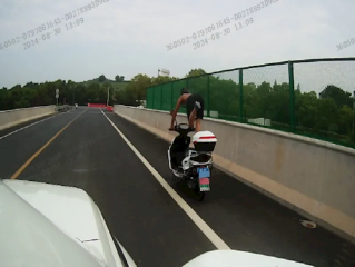 大爷无证驾驶报废摩托表演绝活被行拘 两年被查9次仍不悔改 ！