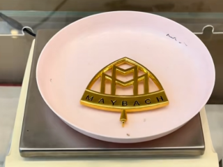 商家打造价值30万纯金迈巴赫车标 店主：不建议安装 仅供娱乐性质使用 ！