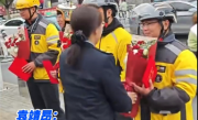 情侣吵架男子情绪激动欲跳河 女子崩溃躺路中间 4名外卖小哥狂奔救下 !