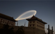 西安上空不明飞行物有长拖尾 专业人士揭秘：实为火箭云 !