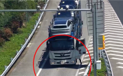搬石砸脚！司机高速走错路口竟挡车牌倒车：被记21分 ！