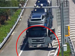 搬石砸脚！司机高速走错路口竟挡车牌倒车：被记21分 ！