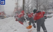 莫斯科遭遇近200年来最强降雪：街道车辆全被埋在雪里 ！