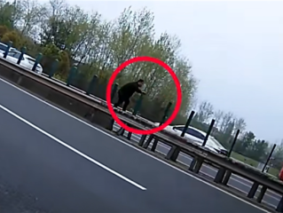 高速路快车道车辆追尾 男子肉身当警示牌：站护栏上来回摆手 ！