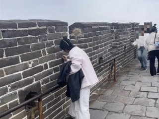 女子在长城刻字 游客拦都拦不住:警方已立案 !
