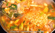 你还热衷韩餐吗！“韩国部队锅原身是剩菜猪食粥”热搜 文化包装典型产品 !