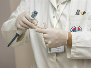 美国男子在酒店洗澡被热水烫死 浴室水温高达57度：这合理吗?