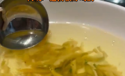 女子在杭州吃饭喝到“榨菜汤” ！网友：这汤很好喝的 ！