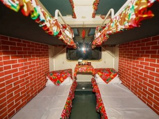 东北大花炕被搬上火车 网友：还真以为上炕了 ！