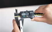 OPPO Find X9真机首曝：厚度不到8mm 电池增加1000多mAh !
