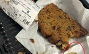 山姆枣泥核桃蛋糕吃出一颗“牙” 客服回应：我们也很惊讶 !