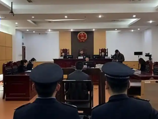 男子不满13条狗半夜叫 毒死9只获刑：构成投放危险物质罪 ！