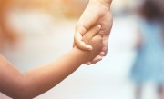 父亲为和女儿联系：生活费每月分4次给 !