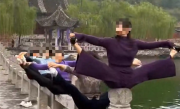 5名女子临水栏杆挑战高难度瑜伽：悬空秀柔韧 网友灵魂拷问：会游泳吗?