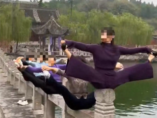 5名女子临水栏杆挑战高难度瑜伽：悬空秀柔韧 网友灵魂拷问：会游泳吗?