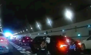 行车记录仪拍下10岁男孩跪地拦车救母感动全网 妈妈回应：儿子说害怕我没了 !