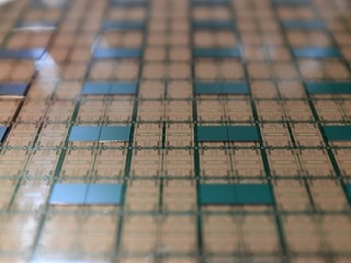 英伟达AI芯片在华份额暴跌至0%！中国移动2028年将建成10万张卡GPU集群 只用国产芯 ！