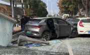 男子带病驾驶 剧烈咳嗽致误踩油门撞车：车辆几乎报废 !
