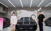 华为明星车主+1 杨幂提大件享界S9 Ultra：余承东亲自交车 ！