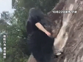 女子穿7厘米高跟鞋“像岩羊一样”爬山引热议 回应：常爬此山 光脚下山 !