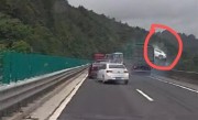 高速上小轿车被卡车撞至半空后坠桥 官方通报：系五车追尾事故 致1死1伤 !