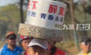 63岁大爷头顶56斤石磨骑车 最远骑50公里已坚持24年 “为锻炼身体” !